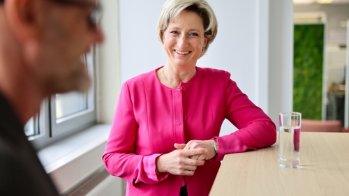 Wirtschaftsministerin Nicole Hoffmeister-Kraut im Gespräch