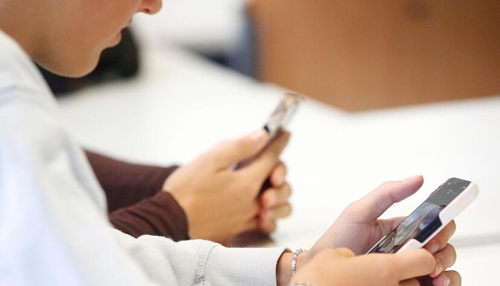 OECD rät zu verantwortungsbewusster Nutzung von Handys in der Schule