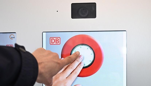 Mehr Digitalisierung im Verkehr: KI-gesteuerte Video-Reisezentren