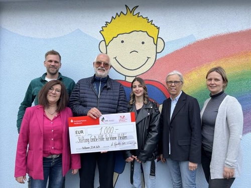 Spende: Adventsfest erzielt stolze 1.000 Euro für die „kleinen Helden“