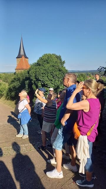Abendspaziergang am Wein- und Rosenrundweg um die Weibertreu