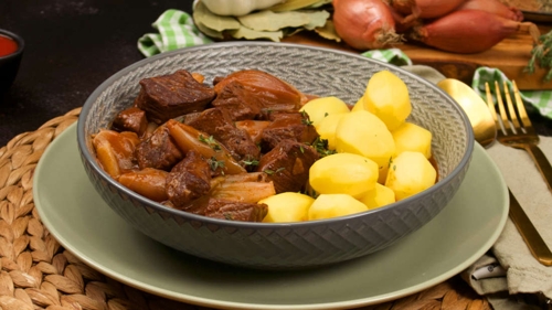 Griechischer Rinderschmortopf mit Zwiebeln und Wein – Ein Hauch von Griechenland