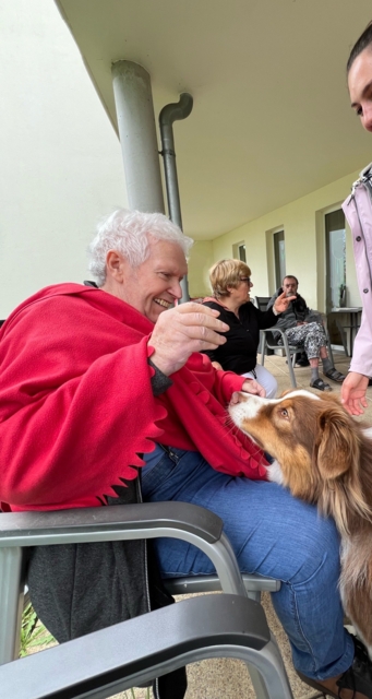 Tierbesuche für Wohlbefinden: Therapiebegleithunde im ASB Seniorenhaus