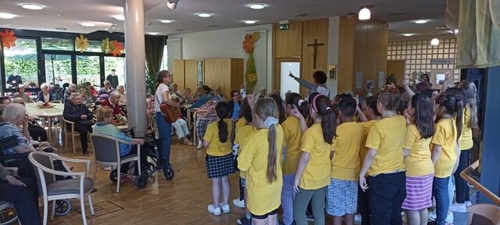Schulchor der Rosenauschule besucht Seniorenzentrum St. Elisabeth
