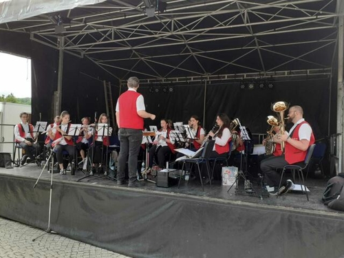 Musikalischer Hochgenuss in Zaisenhausen: Wein und Musik vereint