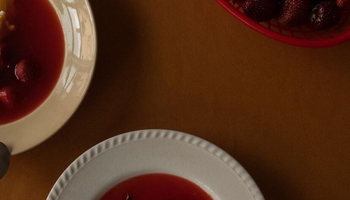 Erfrischende kalte Suppen mit Wein