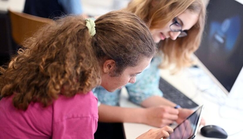 Junge Digital-Profis: IT-Helfer schulen an Schulen