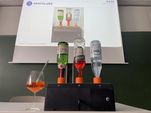 Studentinnen entwickeln Aperolmischanlage: Innovation aus Künzelsau