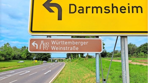 Irreführendes Weinstraßenschild bei Dagersheim