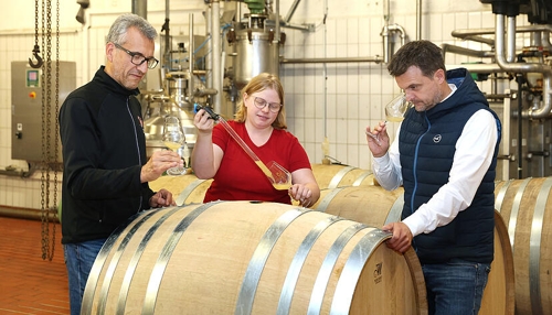 Freude an der Arbeit im Weinkeller in Heilbronn