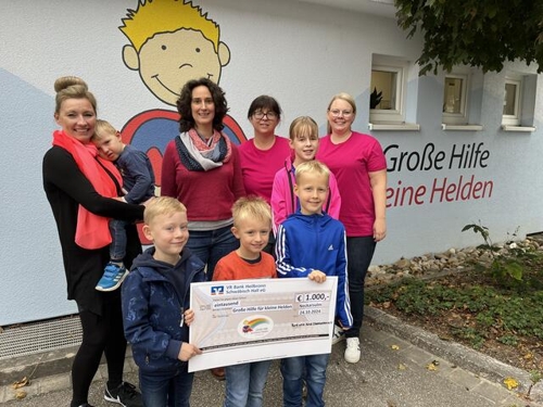 Spendenübergabe: Spende von engagierten Müttern für die kleinen Helden