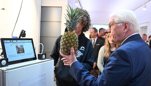 Bundespräsident testet intelligenten Kühlschrank mit Ananas