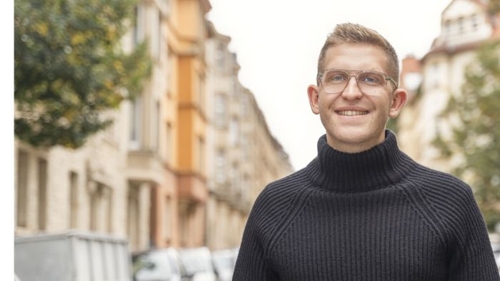 Bezirksvorsteher Jonathan Makurath und sein Favorit: Riesling aus Heilbronn
