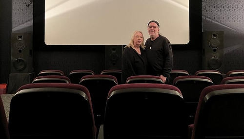 Kino Holi: Filme und Wein in Wohnzimmer-Atmosphäre