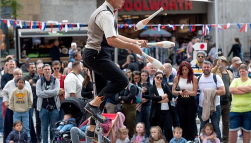 Gute Laune in der City: Clownerie und Akrobatik zur besten …