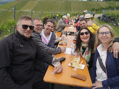 Wein und Aussicht genießen auf der Gäwele-Tour
