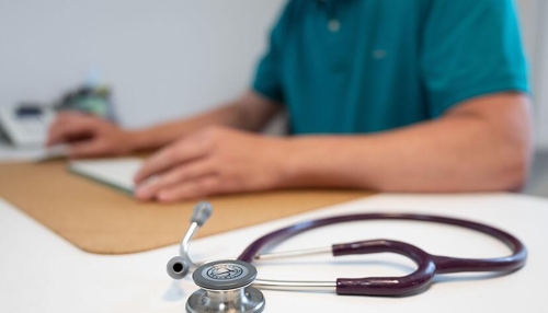 Studie zeigt: Vertrauen in KI-unterstützte Ärzte ist geringer